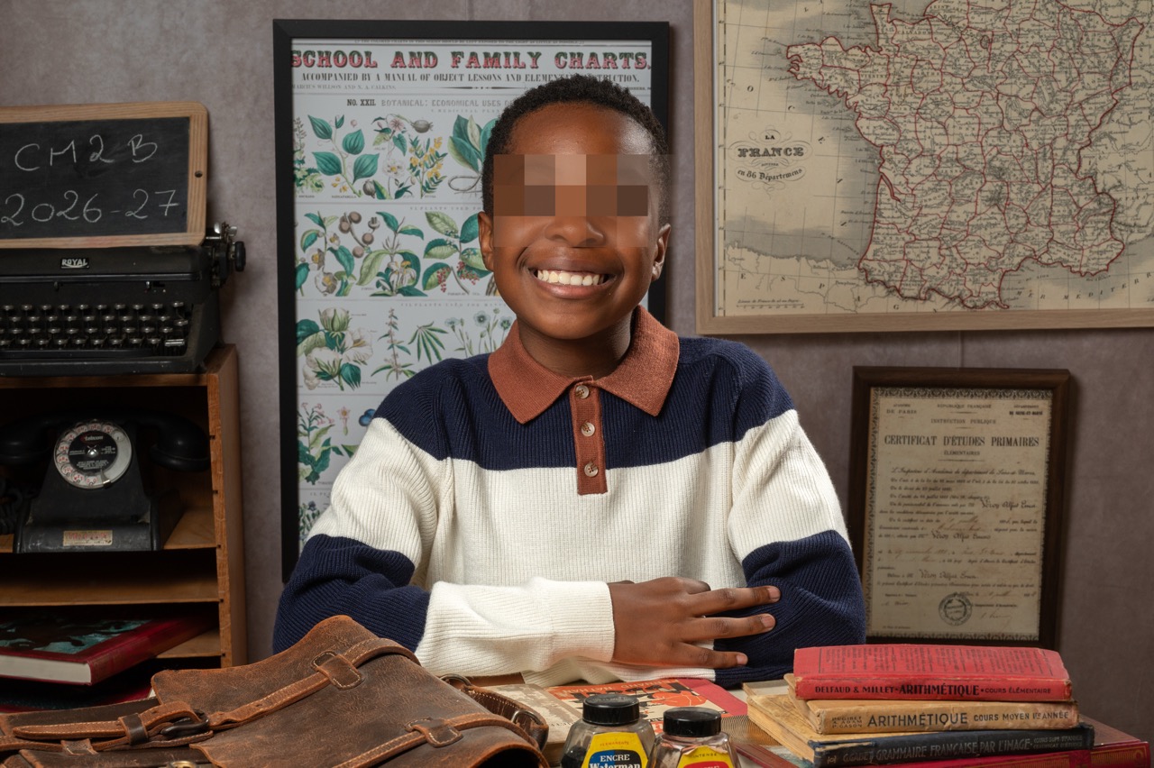 Portrait scolaire vintage d'un élève de CM2 avec ardoise, machine à écrire et carte de France ancienne